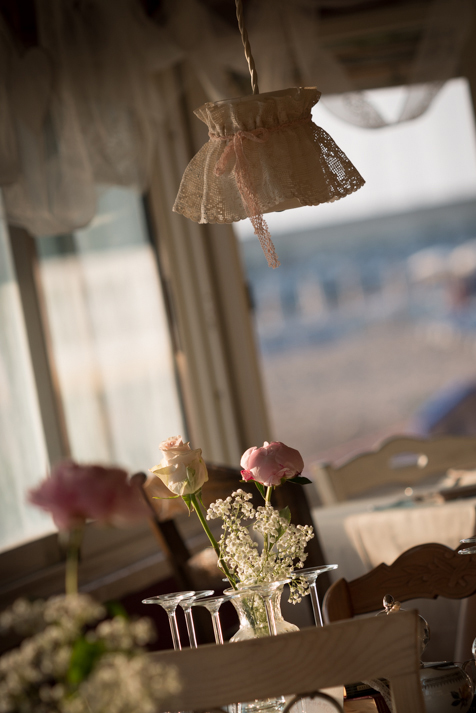 fiori e allestimenti matrimonio vintage sulla spiaggia