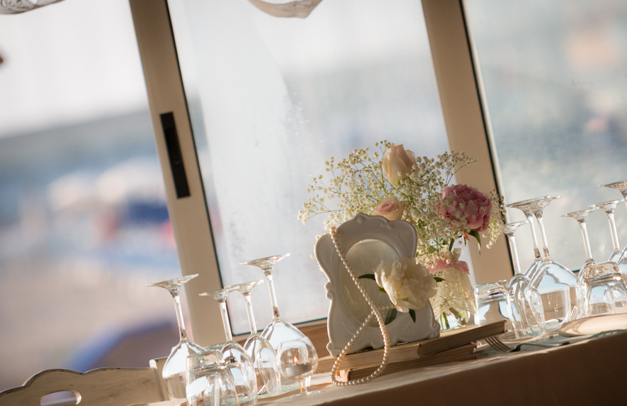 fiori e allestimenti matrimonio vintage sulla spiaggia