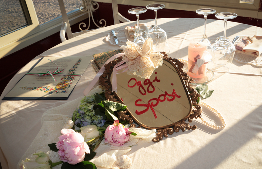 fiori e allestimenti matrimonio vintage sulla spiaggia