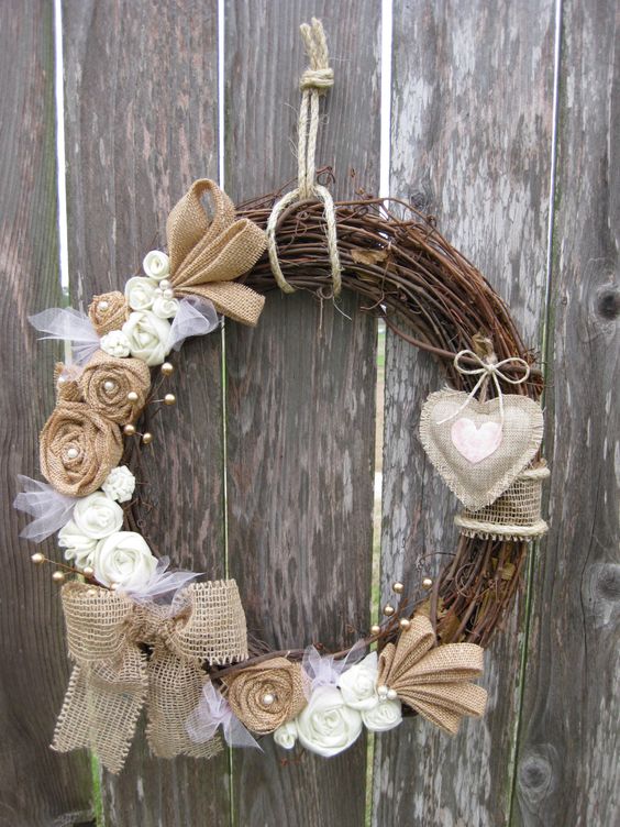 addobbi floreali fai da te per il ricevimento di matrimonio: la ghirlanda con i fiori di stoffa