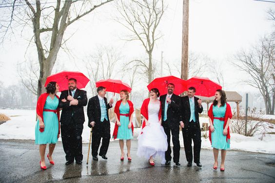 ombrello sposa rosso in linea con i colori di questo matrimonio in inverno