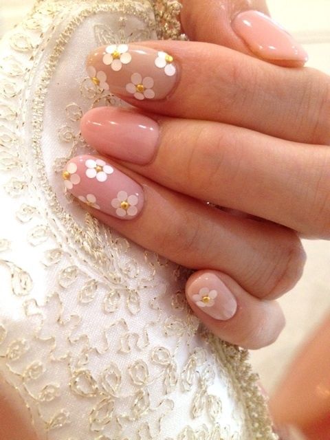 manicure: unghie con margherite