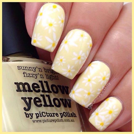 manicure: unghie con margherite