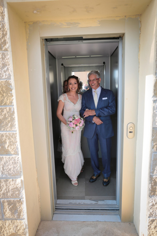 la vecchia automobile per matrimonio di mio padre mi ha portato da mio marito