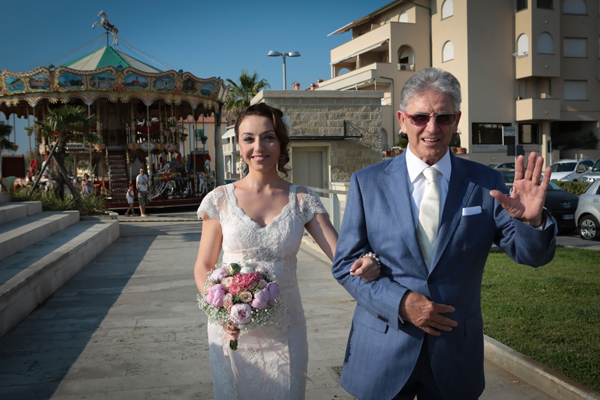 la vecchia automobile per matrimonio di mio padre mi ha portato da mio marito