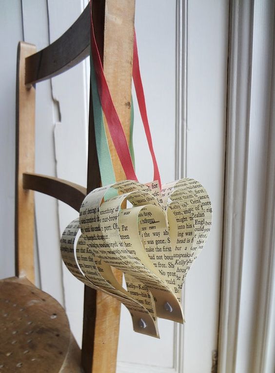 decorazione sedie matrimonio con la carta riciclata