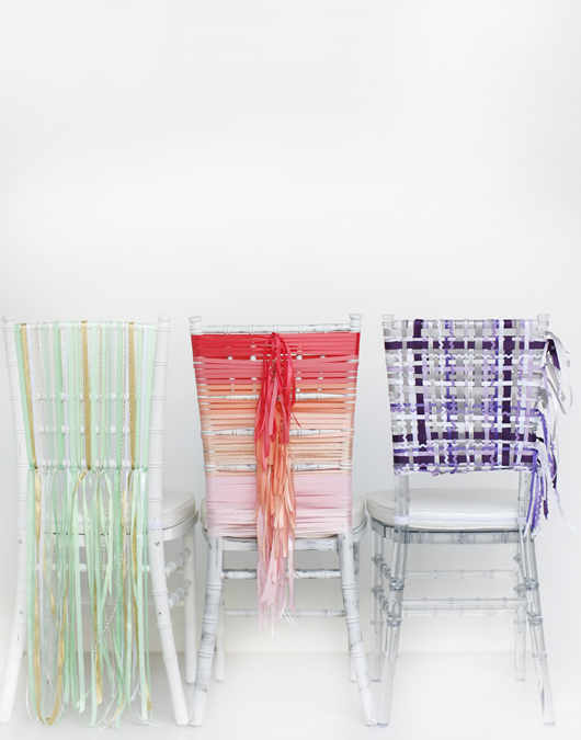 decorazione sedie matrimonio con nastri colorati