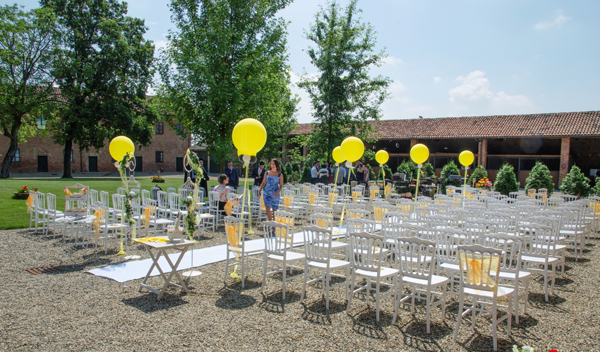 decorazione sedie matrimonio con palloncini e organza