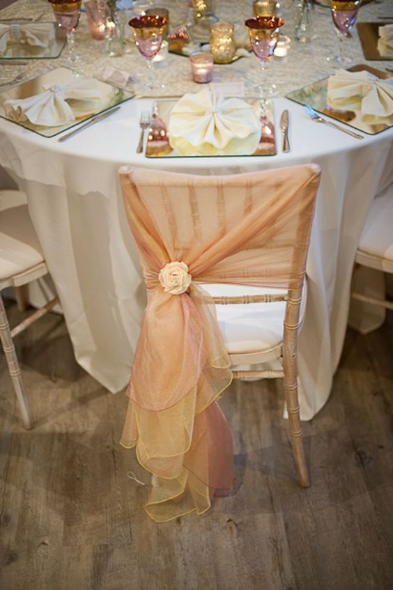 decorazione sedie matrimonio con organza e rosa