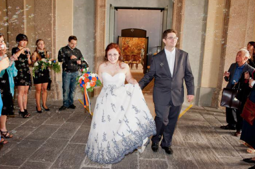 lancio di bolle di sapone a questo matrimonio a tema disney laico umanista