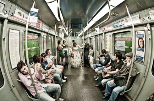 sposi di Milano in metro