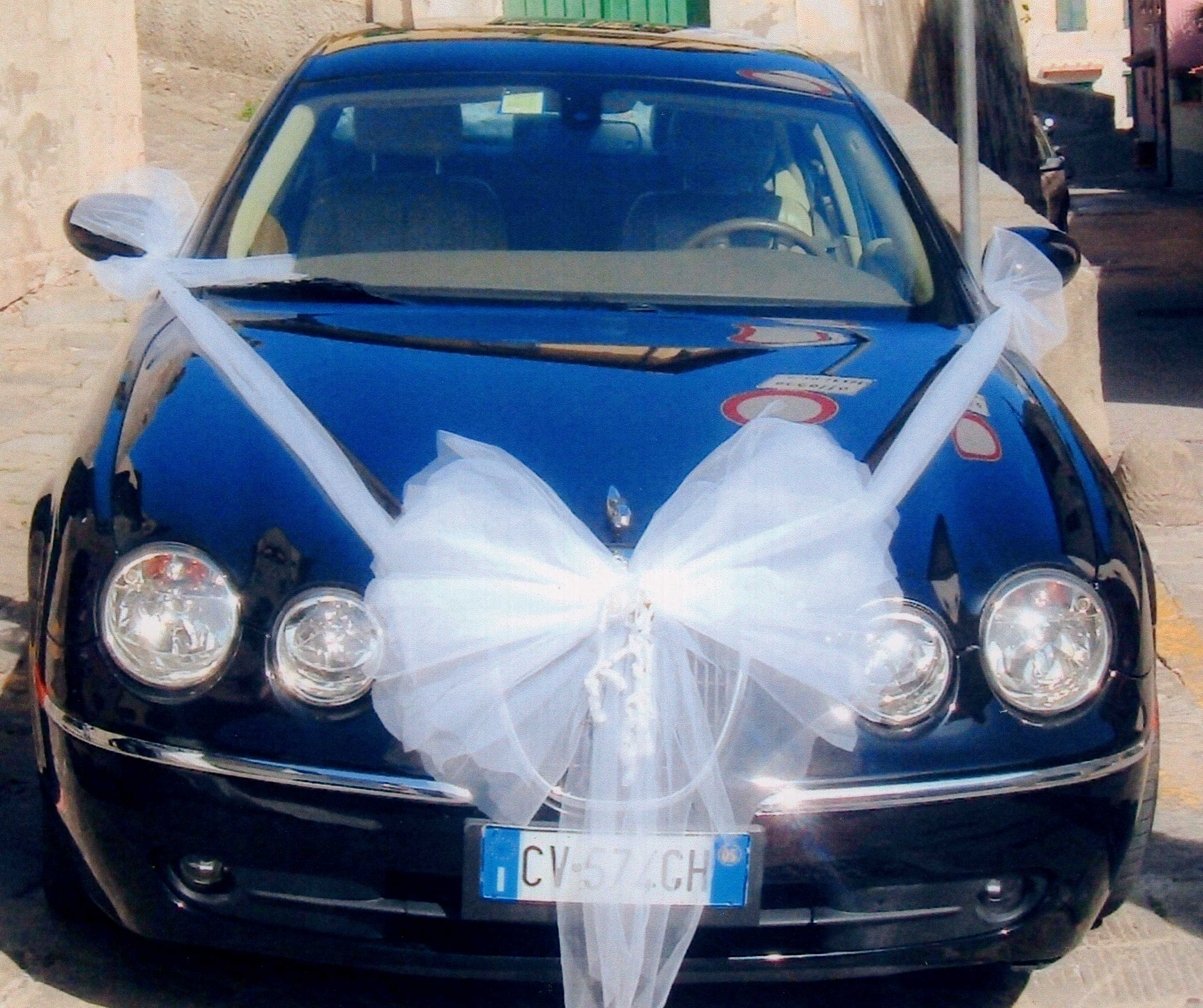 Fiori matrimonio: alternative originali e low cost per l'auto degli sposi
