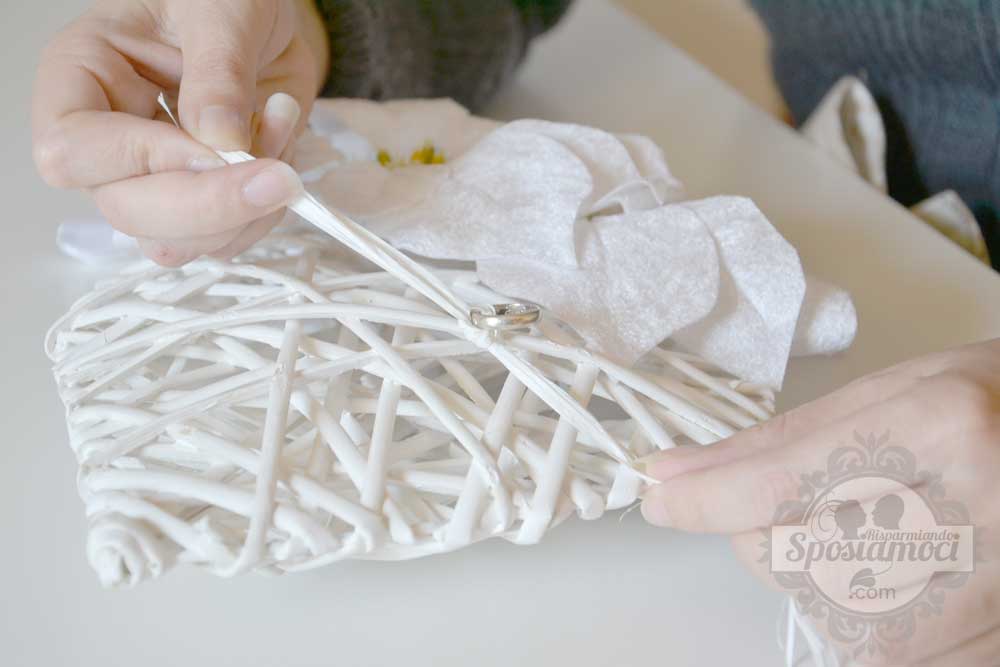 portafedi fai da te matrimonio invernale: cuore in vimini con la stella di Natale