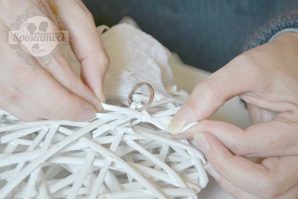 portafedi fai da te matrimonio invernale: cuore in vimini con la stella di Natale