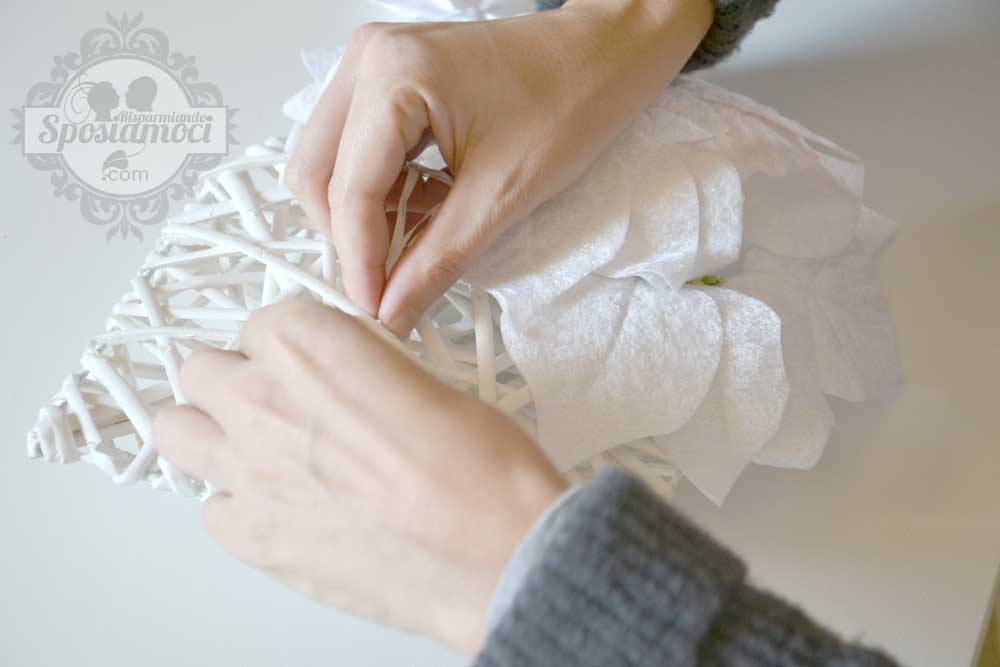 portafedi fai da te matrimonio invernale: cuore in vimini con la stella di Natale
