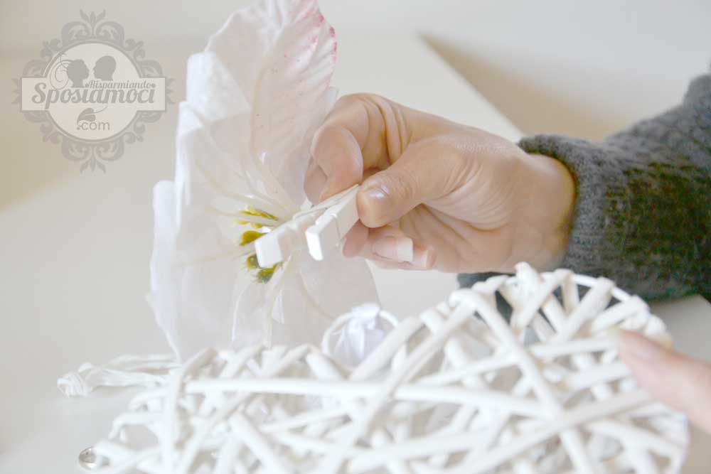 portafedi fai da te matrimonio invernale: cuore in vimini con la stella di Natale