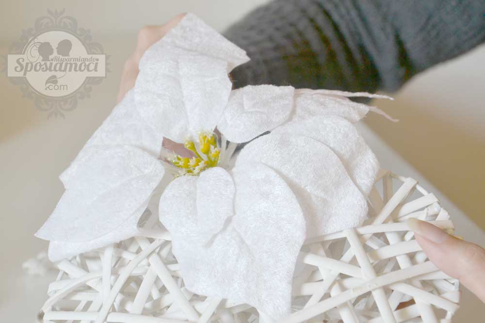 portafedi fai da te matrimonio invernale: cuore in vimini con la stella di Natale