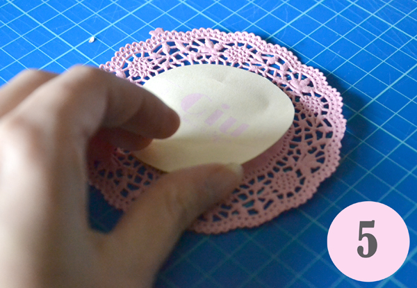 decorazione per sacchetti confetti fai da te con i centrini di carta