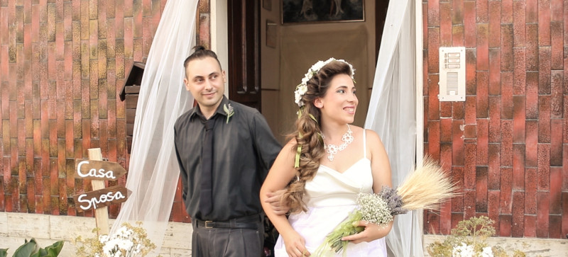 matrimonio nel bosco: uscita della sposa da casa