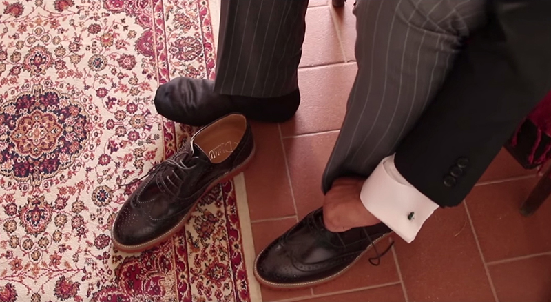 matrimonio green: vestizione sposo 