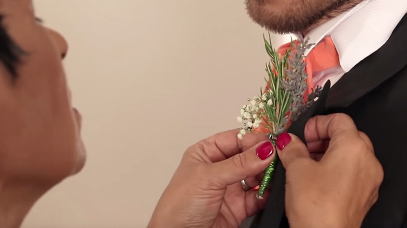 bottoniera lavanda, gypsophila e rosmarino per matrimonio nel bosco