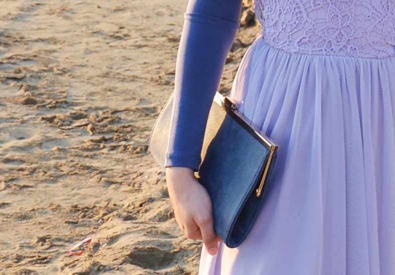 outfit per matrimonio estivo in spiaggia: Minaudiere marca niki shop: 18€