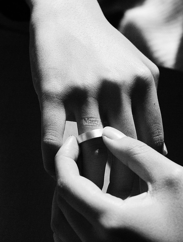 Fede nuziale particolare con messaggio personalizzato stampato all'interno Fede nuziale particolare con messaggio personalizzato stampato all'interno