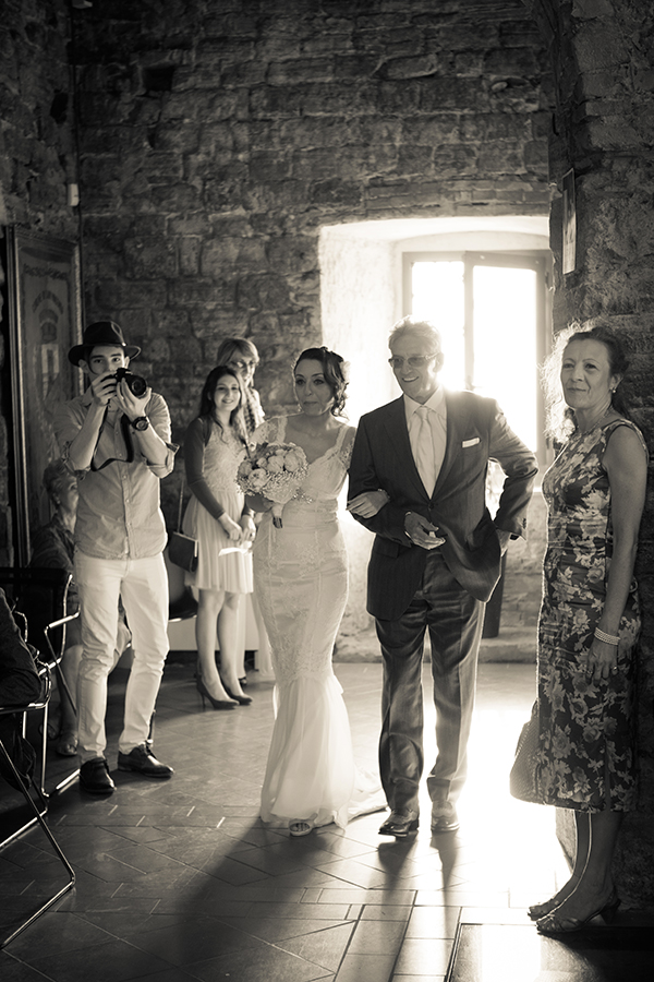 servizio fotografico matrimonio: foto dell’ingresso della sposa al braccio del padre