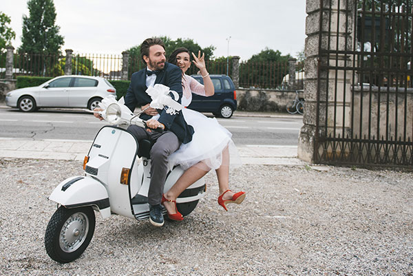 come alternativa all'automobile per matrimonio Erica ha scelto la vespa dell'amico