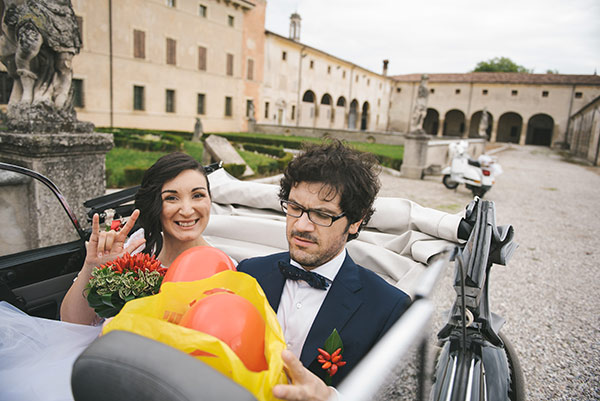 come automobile per matrimonio Erica ha scelto il maggiolone nero dell'amico