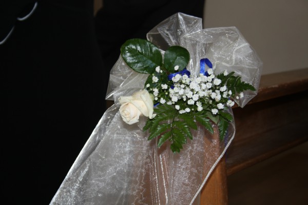Matrimonio in uniforme, allestimento navata della chiesa con rose color cipria