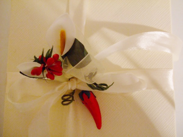 Bomboniera culinaria per matrimonio in uniforme: comprata in stock da una ditta che produce conserve calabresi