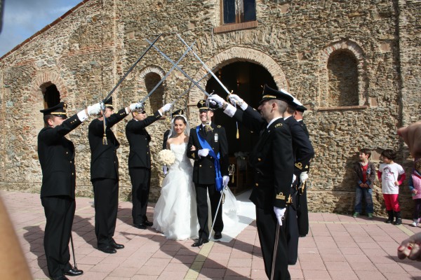 matrimonio in uniforme classico in Calabria: ponte di sciabole