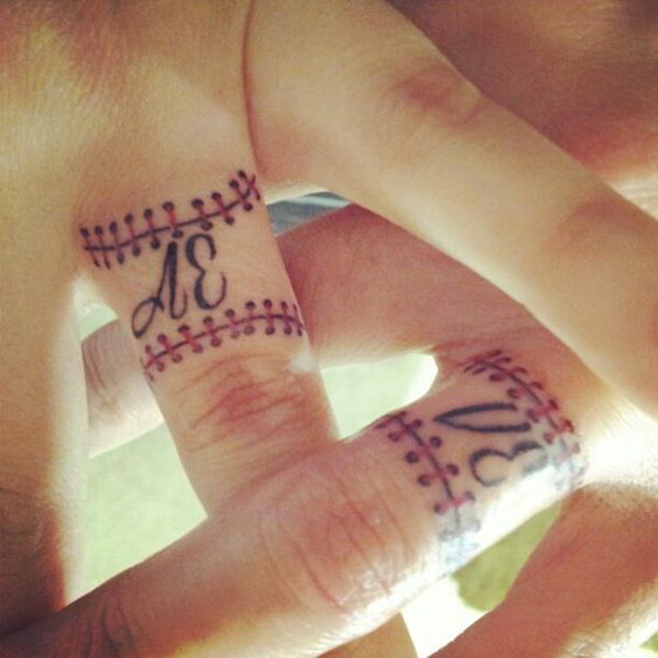 tatuaggio fede nuziale monogramma