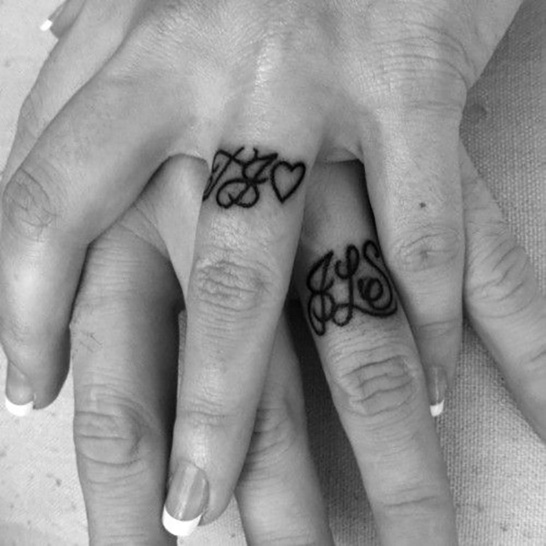 tatuaggi fede nuziale monogramma
