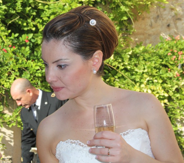 Trucco e parrucco della sposa per un matrimonio in uniforme classico