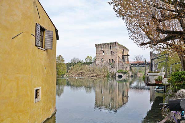 Ponte visconteo di Valeggio sul Mincio visto da Borghetto
