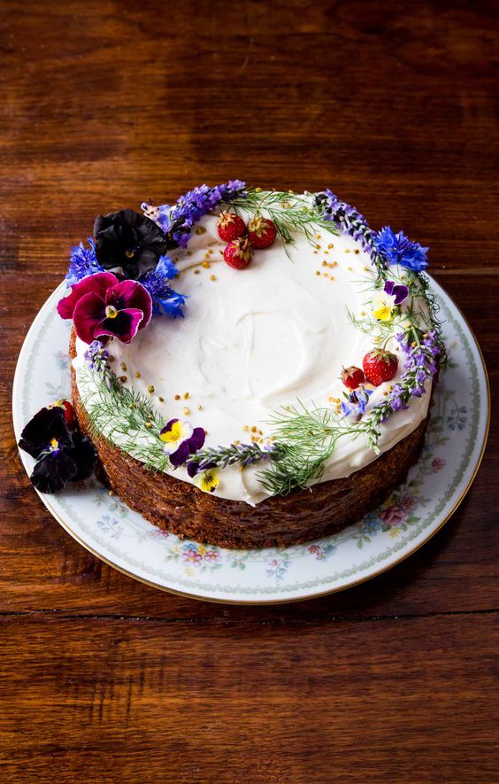 naked cake con fiori con colori freddi