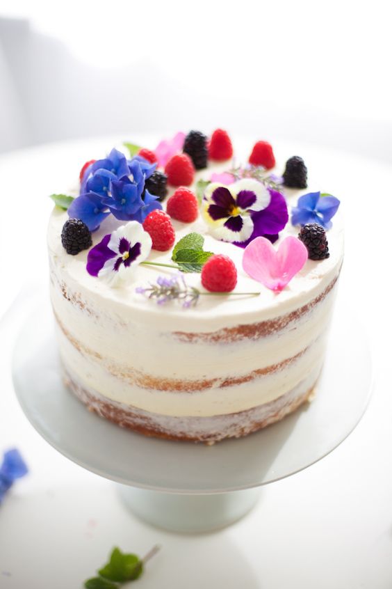 naked cake bianca con fiori e frutti