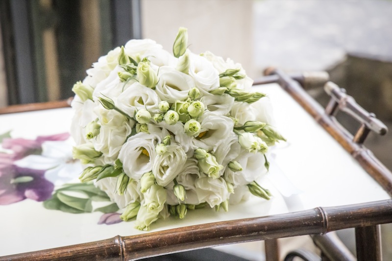 Bouquet semplice di lisianthus bianchi