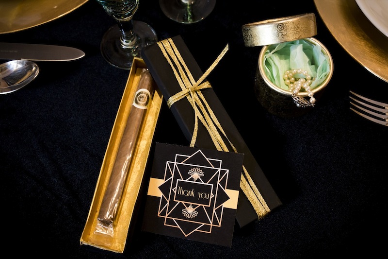 bomboniere matrimonio a tema Il Grande Gatsby: sigari presentati in una scatola total black con nastri oro per gli uomini e per le donne, perle color avorio con cammeo argento (miei gioielli personali) in una scatola cilindrica color oro con ricami decapati ed all'interno petali color verde Tiffany bomboniere matrimonio a tema Il Grande Gatsby: sigari presentati in una scatola total black con nastri oro per gli uomini e per le donne, perle color avorio con cammeo argento (miei gioielli personali) in una scatola cilindrica color oro con ricami decapati ed all'interno petali color verde Tiffany