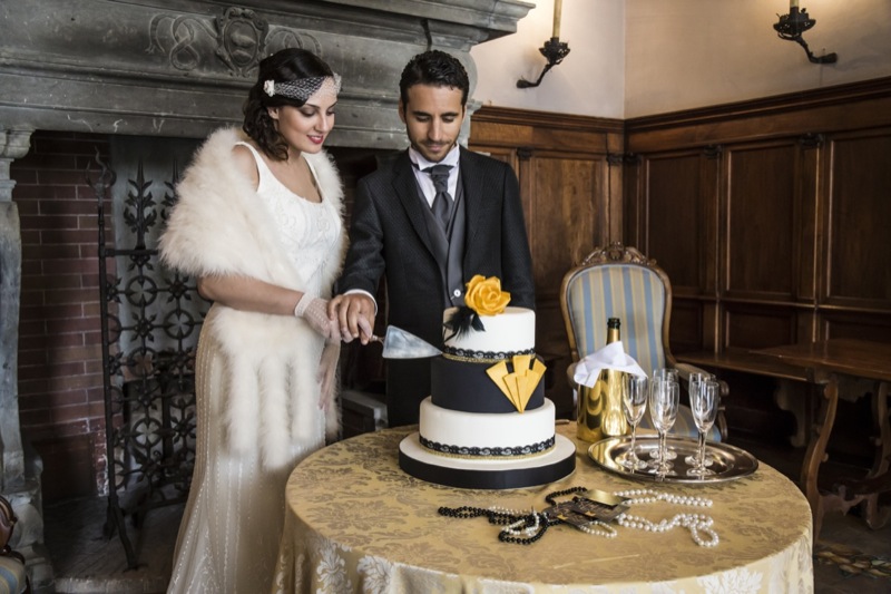 wedding cake Art Decò con strati di nero e bianco con decorazioni geometriche, floreali e pizzo wedding cake Art Decò con strati di nero e bianco con decorazioni geometriche, floreali e pizzo