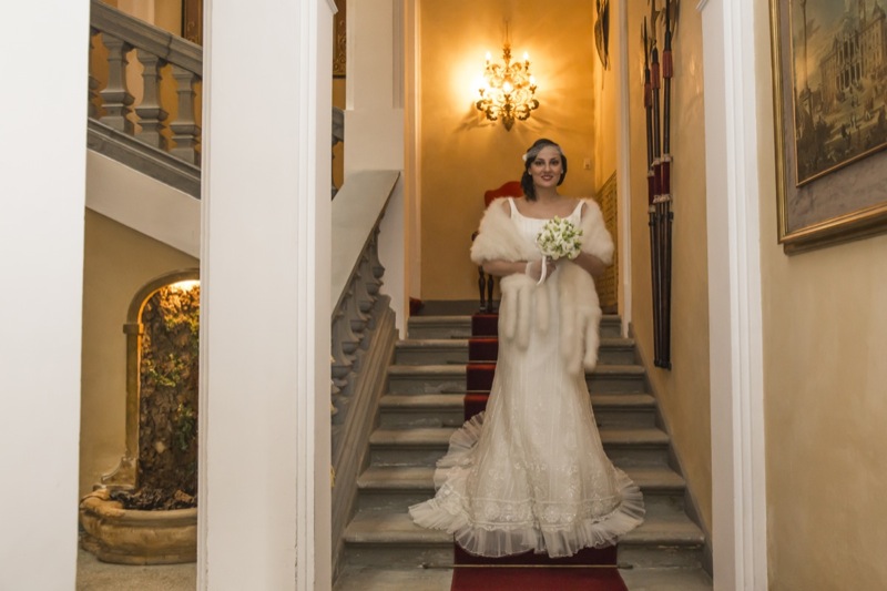abito da sposa matrimonio Il Grande Gatsby: total white scivolato tempestato di perline, con guanto corto bianco e ricamato abito da sposa matrimonio Il Grande Gatsby: total white scivolato tempestato di perline, con guanto corto bianco e ricamato