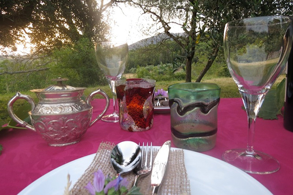 mise en place tavolo sposi per un matrimonio ispirato al vino