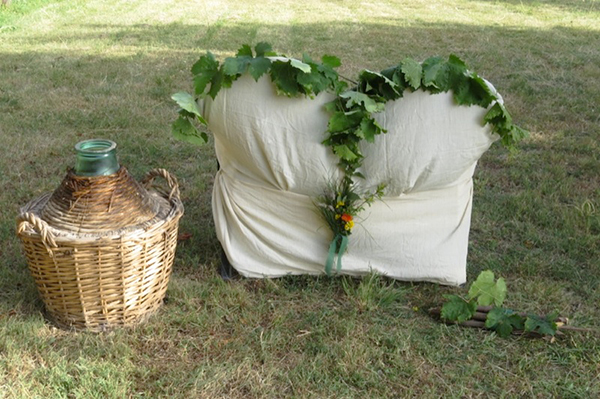 allestimento sedie sposi per un matrimonio ispirato al vino