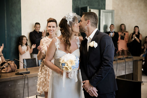 matrimonio con abito da sposa sirena azzurro fatto a mano e personalizzato