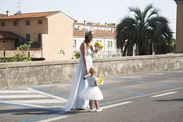 abito da sposa sirena azzurro e damigella 