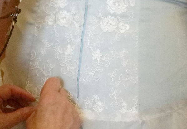 abito da sposa azzurro in pizzo sartoriale