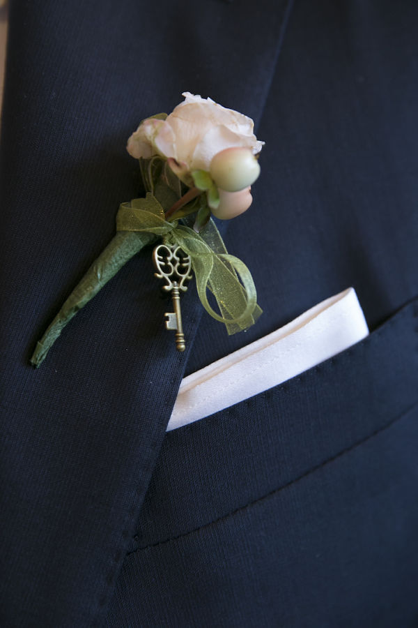 bottoniera sposo matrimonio a tema libri e chiavi