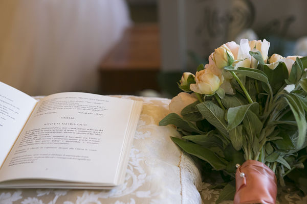 libretto matrimonio a tema libri e chiavi